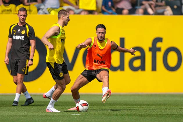 05.08.2026, Fussball, Training von Borussia Dortmund. v. l. Individualtrainer Mathias Schiele (Borussia Dortmund), Waldemar Anton (Borussia Dortmund), Ramy Bensebaini (Borussia Dortmund). Dortmund Trainingsgelände des BVB NRW Deutschland xRHR-FOTO DEx Copyright: DennisxEwert RHR-FOTOx RHR-FOTO DE