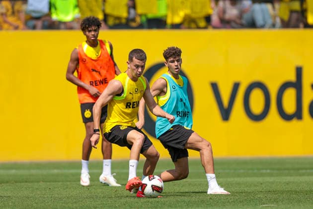 05.08.2026, Fussball, Training von Borussia Dortmund. v. l. Mathis Albert (Borussia Dortmund), Konstantinos Karetsas (Borussia Dortmund), Samuele Inacio (Borussia Dortmund). Dortmund Trainingsgelände des BVB NRW Deutschland xRHR-FOTO DEx Copyright: DennisxEwert RHR-FOTOx RHR-FOTO DE