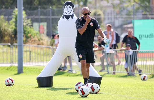 05.08.2026, Deutschland, Grassau, Fußball Bundesliga, Saison 2026 2027, Trainingslager VfB Stuttgart, Torwart-Trainer Steffen Krebs mit Brille