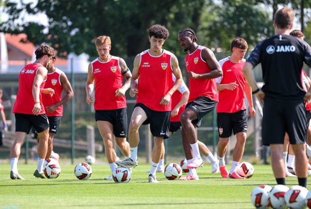 05.08.2026, Deutschland, Grassau, Fußball Bundesliga, Saison 2026 2027, Trainingslager VfB Stuttgart, v.l. Finn Jeltsch, Ameen Al-Dakhil, Dan-Axel Zagadou