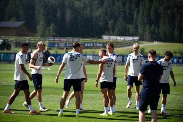 lockereres Aufwaermprogramm der TSG Hoffenheim, mitten drin Patrick Wimmer, (TSG Hoffenheim, 08), TSG Hoffenheim, Fussball, Trainingslager, Saison Vorbereitung, Saison 2026 2027, GER, 05.08.2026, Eibner-Pressefoto Andreas Ulmer TSG Hoffenheim, Fussball, Trainingslager, Saison Vorbereitung, Saison 2026 2027, GER, 05.08.2026, Copyright: xEibner-Pressefoto AndreasxUlmerx EP_AUR