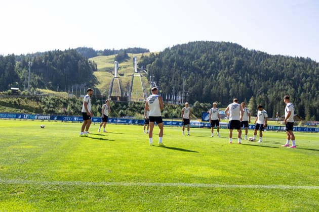 Vor dem Panorama der Toni Seelos Schanze, die Spieler der TSG Hoffenheim, TSG Hoffenheim, Fussball, Trainingslager, Saison Vorbereitung, Saison 2026 2027, GER, 05.08.2026, Eibner-Pressefoto Andreas Ulmer TSG Hoffenheim, Fussball, Trainingslager, Saison Vorbereitung, Saison 2026 2027, GER, 05.08.2026, Copyright: xEibner-Pressefoto AndreasxUlmerx EP_AUR