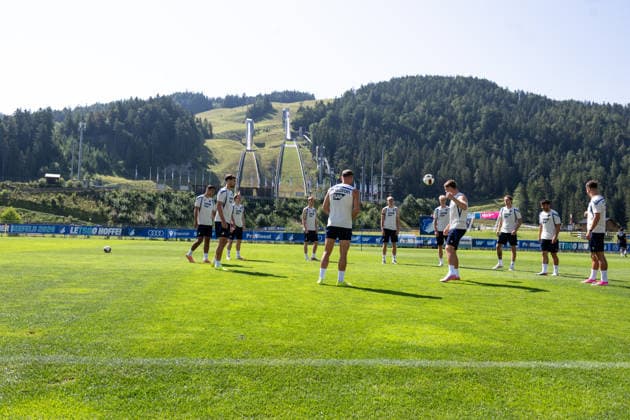 Vor dem Panorama der Toni Seelos Schanze, die Spieler der TSG Hoffenheim, TSG Hoffenheim, Fussball, Trainingslager, Saison Vorbereitung, Saison 2026 2027, GER, 05.08.2026, Eibner-Pressefoto Andreas Ulmer TSG Hoffenheim, Fussball, Trainingslager, Saison Vorbereitung, Saison 2026 2027, GER, 05.08.2026, Copyright: xEibner-Pressefoto AndreasxUlmerx EP_AUR