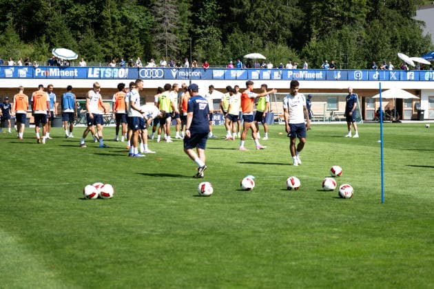 geschaefftiges Treiben der Spieler vor einigen Fans im Hintergrund TSG Hoffenheim, Fussball, Trainingslager, Saison Vorbereitung, Saison 2026 2027, GER, 05.08.2026, Eibner-Pressefoto Andreas Ulmer TSG Hoffenheim, Fussball, Trainingslager, Saison Vorbereitung, Saison 2026 2027, GER, 05.08.2026, Copyright: xEibner-Pressefoto AndreasxUlmerx EP_AUR