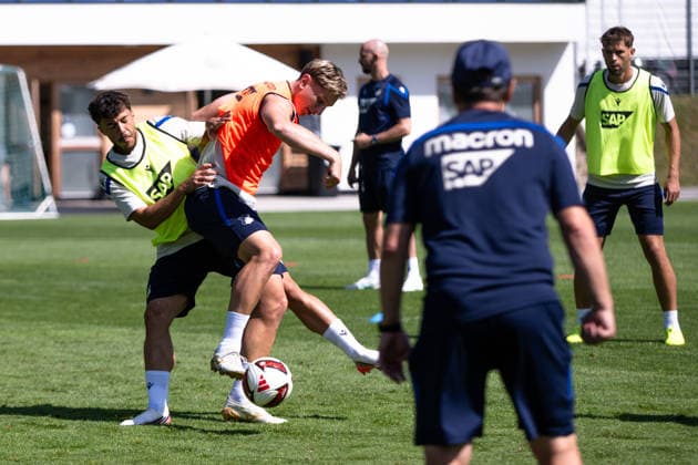 Umut Tohumcu, (TSG Hoffenheim, 25), links gegen Hennes Behrens, (TSG Hoffenheim, ), der robust zur Sache geht, TSG Hoffenheim, Fussball, Trainingslager, Saison Vorbereitung, Saison 2026 2027, GER, 05.08.2026, Eibner-Pressefoto Andreas Ulmer TSG Hoffenheim, Fussball, Trainingslager, Saison Vorbereitung, Saison 2026 2027, GER, 05.08.2026, Copyright: xEibner-Pressefoto AndreasxUlmerx EP_AUR