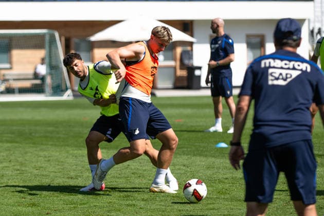 Umut Tohumcu, (TSG Hoffenheim, 25), links gegen Hennes Behrens, (TSG Hoffenheim, ), der robust zur Sache geht, TSG Hoffenheim, Fussball, Trainingslager, Saison Vorbereitung, Saison 2026 2027, GER, 05.08.2026, Eibner-Pressefoto Andreas Ulmer TSG Hoffenheim, Fussball, Trainingslager, Saison Vorbereitung, Saison 2026 2027, GER, 05.08.2026, Copyright: xEibner-Pressefoto AndreasxUlmerx EP_AUR