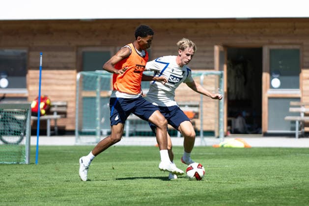 Bambase Conte, (TSG Hoffenheim, 20) am Ball, gegen Max Moerstedt, (TSG Hoffenheim, 09), TSG Hoffenheim, Fussball, Trainingslager, Saison Vorbereitung, Saison 2026 2027, GER, 05.08.2026, Eibner-Pressefoto Andreas Ulmer TSG Hoffenheim, Fussball, Trainingslager, Saison Vorbereitung, Saison 2026 2027, GER, 05.08.2026, Copyright: xEibner-Pressefoto AndreasxUlmerx EP_AUR