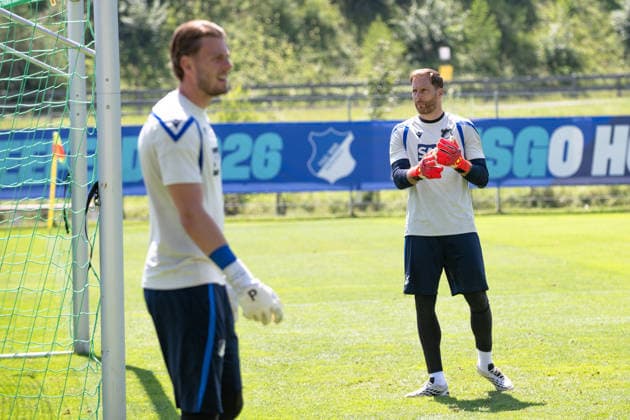 Oliver Baumann, (TSG Hoffenheim, 01) spuckt in die Haende, neben ihm Luca Philipp, (TSG Hoffenheim, 37), TSG Hoffenheim, Fussball, Trainingslager, Saison Vorbereitung, Saison 2026 2027, GER, 05.08.2026, Eibner-Pressefoto Andreas Ulmer TSG Hoffenheim, Fussball, Trainingslager, Saison Vorbereitung, Saison 2026 2027, GER, 05.08.2026, Copyright: xEibner-Pressefoto AndreasxUlmerx EP_AUR