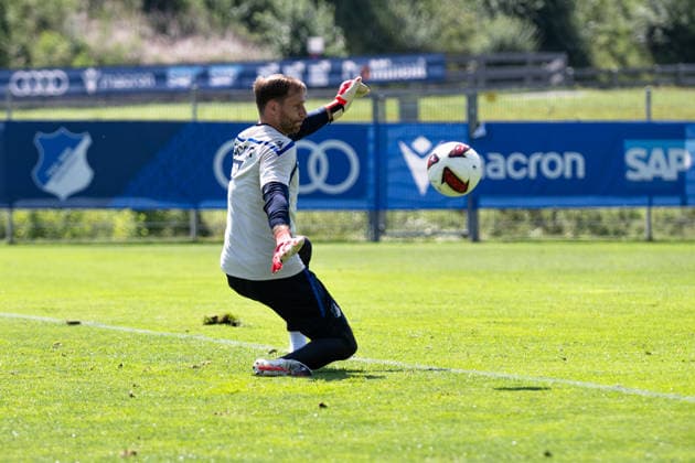 Oliver Baumann, (TSG Hoffenheim, 01) klaert einen Abschluss, TSG Hoffenheim, Fussball, Trainingslager, Saison Vorbereitung, Saison 2026 2027, GER, 05.08.2026, Eibner-Pressefoto Andreas Ulmer TSG Hoffenheim, Fussball, Trainingslager, Saison Vorbereitung, Saison 2026 2027, GER, 05.08.2026, Copyright: xEibner-Pressefoto AndreasxUlmerx EP_AUR