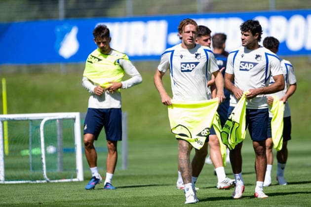 Patrick Wimmer, (TSG Hoffenheim, 08), links, holt sich genau wie Ozan Kabak, (TSG Hoffenheim, 05), ein gelbes Leibchen, TSG Hoffenheim, Fussball, Trainingslager, Saison Vorbereitung, Saison 2026 2027, GER, 05.08.2026, Eibner-Pressefoto Andreas Ulmer TSG Hoffenheim, Fussball, Trainingslager, Saison Vorbereitung, Saison 2026 2027, GER, 05.08.2026, Copyright: xEibner-Pressefoto AndreasxUlmerx EP_AUR