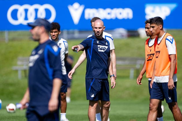 Christian Ilzer, (TSG Hoffenheim, Trainer) mitten im Geschehen, gibt klare Anweisungen, TSG Hoffenheim, Fussball, Trainingslager, Saison Vorbereitung, Saison 2026 2027, GER, 05.08.2026, Eibner-Pressefoto Andreas Ulmer TSG Hoffenheim, Fussball, Trainingslager, Saison Vorbereitung, Saison 2026 2027, GER, 05.08.2026, Copyright: xEibner-Pressefoto AndreasxUlmerx EP_AUR