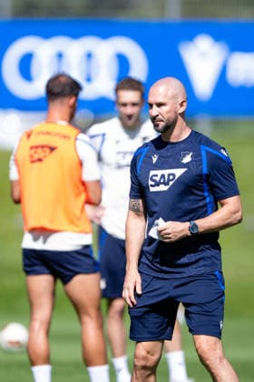 Christian Ilzer, (TSG Hoffenheim, Trainer) mitten im Geschehen, gibt klare Anweisungen, TSG Hoffenheim, Fussball, Trainingslager, Saison Vorbereitung, Saison 2026 2027, GER, 05.08.2026, Eibner-Pressefoto Andreas Ulmer TSG Hoffenheim, Fussball, Trainingslager, Saison Vorbereitung, Saison 2026 2027, GER, 05.08.2026, Copyright: xEibner-Pressefoto AndreasxUlmerx EP_AUR