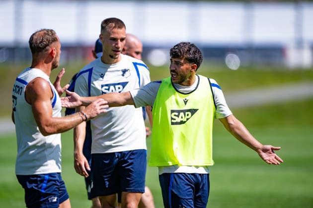 Umut Tohumcu, (TSG Hoffenheim, 25), ist etwas aufgebracht, fuelt sich zu hart von Vladimir Coufal, (TSG Hoffenheim, 34), links, angegangen, in der Mitte verfolgt Tim Lemperle, (TSG Hoffenheim, 19) die Szene, TSG Hoffenheim, Fussball, Trainingslager, Saison Vorbereitung, Saison 2026 2027, GER, 05.08.2026, Eibner-Pressefoto Andreas Ulmer TSG Hoffenheim, Fussball, Trainingslager, Saison Vorbereitung, Saison 2026 2027, GER, 05.08.2026, Copyright: xEibner-Pressefoto AndreasxUlmerx EP_AUR