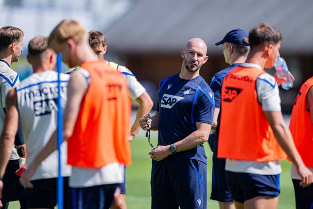 Christian Ilzer, (TSG Hoffenheim, Trainer) nichts entgeht seinem strengen Blick, TSG Hoffenheim, Fussball, Trainingslager, Saison Vorbereitung, Saison 2026 2027, GER, 05.08.2026, Eibner-Pressefoto Andreas Ulmer TSG Hoffenheim, Fussball, Trainingslager, Saison Vorbereitung, Saison 2026 2027, GER, 05.08.2026, Copyright: xEibner-Pressefoto AndreasxUlmerx EP_AUR
