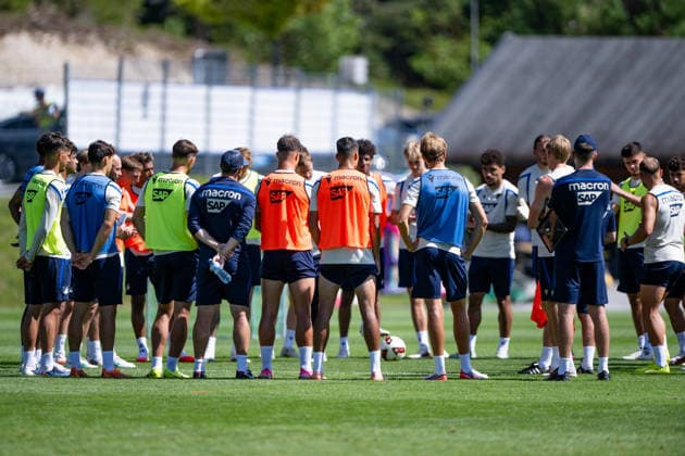 Mannschaftsbesprechung mit Torhuetern, mittig steht Oliver Baumann, (TSG Hoffenheim, 01), TSG Hoffenheim, Fussball, Trainingslager, Saison Vorbereitung, Saison 2026 2027, GER, 05.08.2026, Eibner-Pressefoto Andreas Ulmer TSG Hoffenheim, Fussball, Trainingslager, Saison Vorbereitung, Saison 2026 2027, GER, 05.08.2026, Copyright: xEibner-Pressefoto AndreasxUlmerx EP_AUR