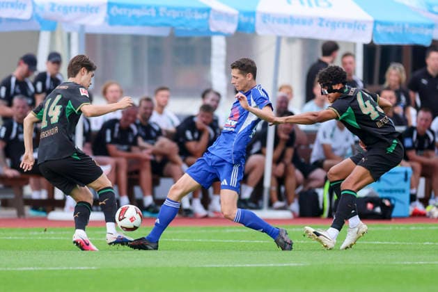 Daiki Hashioka (Borussia Moenchengladbach), Tobias Schlichtner (FC Rottach-Egern) und Tyler Meiser (Borussia Moenchengladbach) kaempfen um den Ball waehrend des Freundschaftsspiels zwischen dem FC Rottach-Egern und Borussia Moenchengladbach, Stadion Birkenmoos am 05. August 2026 in Rottach-Egern, Deutschland. (Foto von Marco Steinbrenner DeFodi Images) +++ Daiki Hashioka (Borussia Moenchengladbach), Tobias Schlichtner (FC Rottach-Egern) und Tyler Meiser (Borussia Moenchengladbach) battle for the ball during the Friendly match between FC Rottach-Egern and Borussia Moenchengladbach at Stadion Birkenmoos on August 5, 2026 in Rottach-Egern, Germany. (Photo by Marco Steinbrenner DeFodi Images) (Photo by Marco Steinbrenner DeFodi Images) -