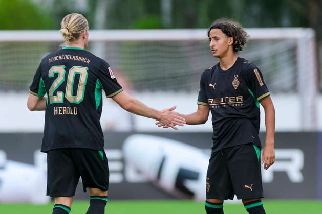 Wael Mohya (Borussia Moenchengladbach bejubelt seinen Treffer zum 0:1 mit David Herold (Borussia Moenchengladbach) waehrend des Freundschaftsspiels zwischen dem FC Rottach-Egern und Borussia Moenchengladbach, Stadion Birkenmoos am 05. August 2026 in Rottach-Egern, Deutschland. (Foto von Marco Steinbrenner DeFodi Images) +++ Wael Mohya (Borussia Moenchengladbach celebrates after scoring his teams first goal with David Herold (Borussia Moenchengladbach) during the Friendly match between FC Rottach-Egern and Borussia Moenchengladbach at Stadion Birkenmoos on August 5, 2026 in Rottach-Egern, Germany. (Photo by Marco Steinbrenner DeFodi Images) (Photo by Marco Steinbrenner DeFodi Images) -