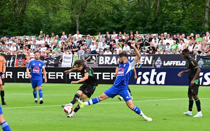 05.08.2026; Rottach-Egern; Fussball, Herren, Saison 2026 2027, Testspiel FC Rottach-Egern vs. Borussia Moenchengladbach Wael Mohya (Gladbach, Mitte li.) zieht ab und trifft zum 0-1 DFL regulations prohibit any use of photographs as image sequences and or quasi-video. Stadion Am Birkenmoos Bayern Deutschland