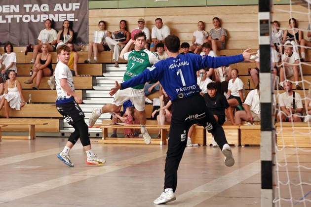 05.08.2026, xovx, Handball Lindencup, HSG Dutenhofen Münchholzhausen - HSG Hanau v.l. Lukas Böhm (HSG Hanau), Ben Lubbadeh (HSG Dutenhofen Münchholzhausen II), Florian-Patrick Eberhart (HSG Hanau) Linden Stadthalle Hessen Deutschland (DE)