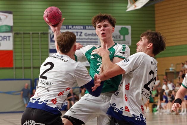 05.08.2026, xovx, Handball Lindencup, HSG Dutenhofen Münchholzhausen - HSG Hanau v.l. Jan-Eric Kleemann (HSG Hanau), Leonard Rettemeier (HSG Dutenhofen Münchholzhausen II), Cedric Schiefer (HSG Hanau) Linden Stadthalle Hessen Deutschland (DE)