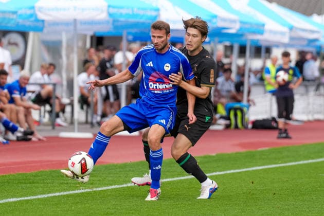 05.08.2026, xydrx, Fußball, Testspiel, FC Rottach-Egern - Borussia Mönchengladbach, Saison 2026 2027, Stadion am Birkenmoos: Florian Mex (FC Rottach-Egern, 9) im Zweikampf gegen Daiki Hashioka (Borussia Moenchengladbach, 14) DFB regulations prohibit any use of photographs as image sequences and or quasi-video. Copyright: HMBxMedia YannisxDreimann