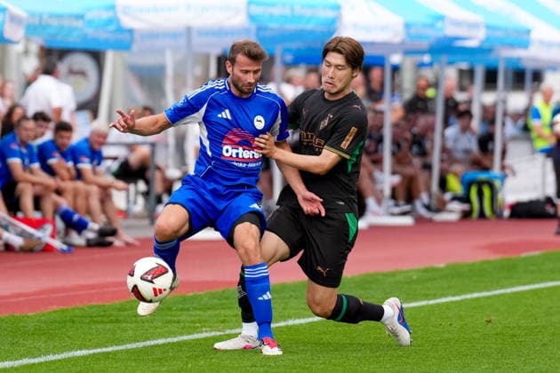 05.08.2026, xydrx, Fußball, Testspiel, FC Rottach-Egern - Borussia Mönchengladbach, Saison 2026 2027, Stadion am Birkenmoos: Florian Mex (FC Rottach-Egern, 9) im Zweikampf gegen Daiki Hashioka (Borussia Moenchengladbach, 14) DFB regulations prohibit any use of photographs as image sequences and or quasi-video. Copyright: HMBxMedia YannisxDreimann