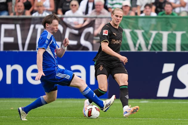 05.08.2026, xydrx, Fußball, Testspiel, FC Rottach-Egern - Borussia Mönchengladbach, Saison 2026 2027, Stadion am Birkenmoos: Gabriel Kiekenbeck (FC Rottach-Egern, 6) im Zweikampf gegen David Herold (Borussia Moenchengladbach, 20) DFB regulations prohibit any use of photographs as image sequences and or quasi-video. Copyright: HMBxMedia YannisxDreimann