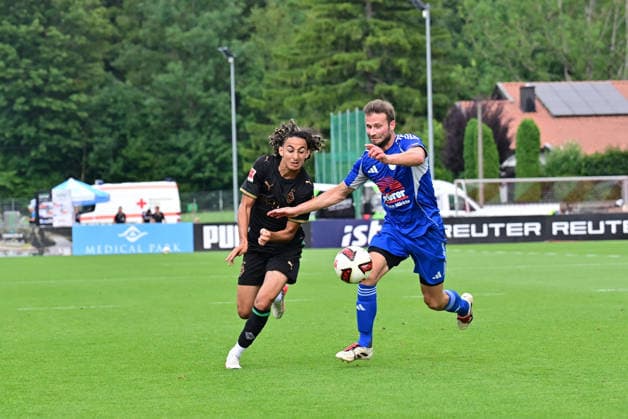 05.08.2026; Rottach-Egern; Fussball, Herren, Saison 2026 2027, Testspiel FC Rottach-Egern vs. Borussia Moenchengladbach Zweikampf zwischen v. li. Wael Mohya (Gladbach), Julian Wiefern (Rottach) DFL regulations prohibit any use of photographs as image sequences and or quasi-video. Stadion Am Birkenmoos Bayern Deutschland