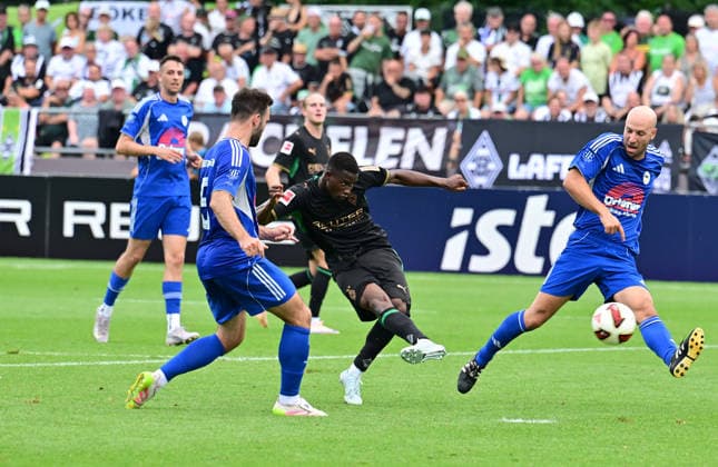 05.08.2026; Rottach-Egern; Fussball, Herren, Saison 2026 2027, Testspiel FC Rottach-Egern vs. Borussia Moenchengladbach Tor zum 0-3; Iaia Manco Danfa (Gladbach, Mitte) zieht ab und trifft zum 0-3 DFL regulations prohibit any use of photographs as image sequences and or quasi-video. Stadion Am Birkenmoos Bayern Deutschland