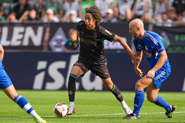 05.08.2026, xydrx, Fußball, Testspiel, FC Rottach-Egern - Borussia Mönchengladbach, Saison 2026 2027, Stadion am Birkenmoos: Wael Mohya (Borussia Moenchengladbach, 36) im Zweikampf gegen Markus Stoeckl (FC Rottach-Egern, 2) DFB regulations prohibit any use of photographs as image sequences and or quasi-video. Copyright: HMBxMedia YannisxDreimann
