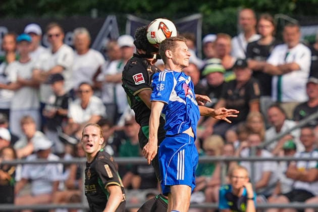 05.08.2026, xydrx, Fußball, Testspiel, FC Rottach-Egern - Borussia Mönchengladbach, Saison 2026 2027, Stadion am Birkenmoos: Tyler Louis Meiser (Borussia Moenchengladbach, 43) im Zweikampf gegen Tobias Schlichtner (FC Rottach-Egern, 18) DFB regulations prohibit any use of photographs as image sequences and or quasi-video. Copyright: HMBxMedia YannisxDreimann