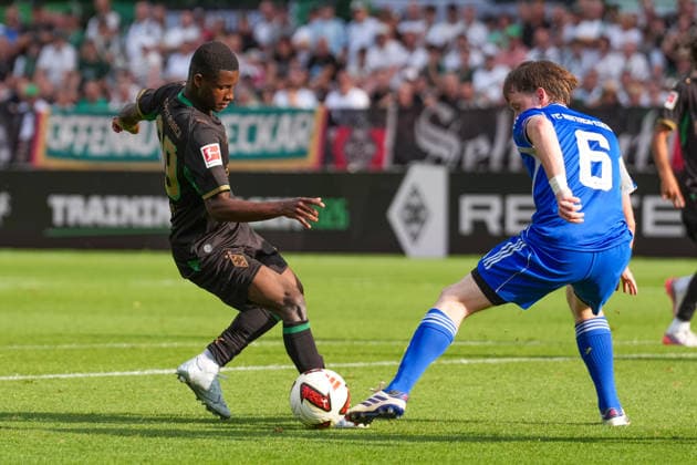 05.08.2026, xydrx, Fußball, Testspiel, FC Rottach-Egern - Borussia Mönchengladbach, Saison 2026 2027, Stadion am Birkenmoos: Iaia Manco Danfa (Borussia Moenchengladbach, 39) im Zweikampf gegen Gabriel Kiekenbeck (FC Rottach-Egern, 6) DFB regulations prohibit any use of photographs as image sequences and or quasi-video. Copyright: HMBxMedia YannisxDreimann