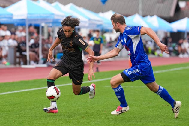 05.08.2026, xydrx, Fußball, Testspiel, FC Rottach-Egern - Borussia Mönchengladbach, Saison 2026 2027, Stadion am Birkenmoos: Wael Mohya (Borussia Moenchengladbach, 36) im Zweikampf gegen Florian Mex (FC Rottach-Egern, 9) DFB regulations prohibit any use of photographs as image sequences and or quasi-video. Copyright: HMBxMedia YannisxDreimann