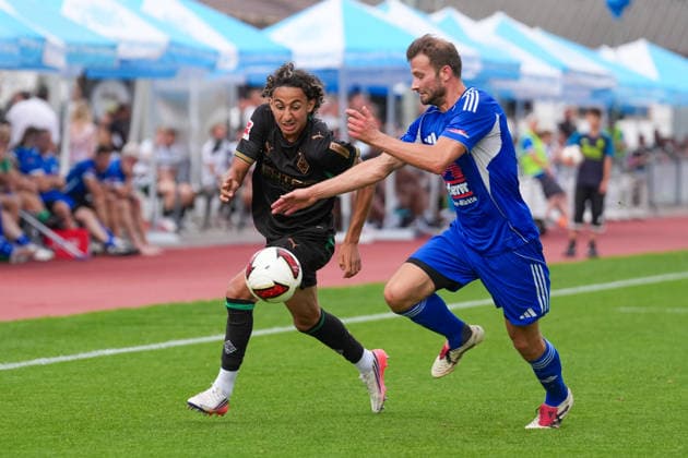 05.08.2026, xydrx, Fußball, Testspiel, FC Rottach-Egern - Borussia Mönchengladbach, Saison 2026 2027, Stadion am Birkenmoos: Wael Mohya (Borussia Moenchengladbach, 36) im Zweikampf gegen Florian Mex (FC Rottach-Egern, 9) DFB regulations prohibit any use of photographs as image sequences and or quasi-video. Copyright: HMBxMedia YannisxDreimann