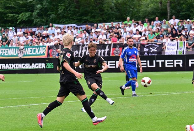 05.08.2026; Rottach-Egern; Fussball, Herren, Saison 2026 2027, Testspiel FC Rottach-Egern vs. Borussia Moenchengladbach Tor zum 0-7; Zento Uno (Gladbach, Mitte) zieht ab und trifft zum 0-7 DFL regulations prohibit any use of photographs as image sequences and or quasi-video. Stadion Am Birkenmoos Bayern Deutschland