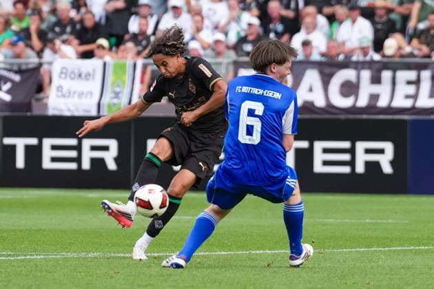 05.08.2026, xydrx, Fußball, Testspiel, FC Rottach-Egern - Borussia Mönchengladbach, Saison 2026 2027, Stadion am Birkenmoos: Wael Mohya (Borussia Moenchengladbach, 36) im Zweikampf gegen Gabriel Kiekenbeck (FC Rottach-Egern, 6) DFB regulations prohibit any use of photographs as image sequences and or quasi-video. Copyright: HMBxMedia YannisxDreimann