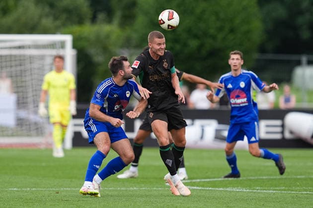 05.08.2026, xydrx, Fußball, Testspiel, FC Rottach-Egern - Borussia Mönchengladbach, Saison 2026 2027, Stadion am Birkenmoos: Julian Wiefarn (FC Rottach-Egern, 5) im Zweikampf gegen Nico Elvedi (Borussia Moenchengladbach, 30) DFB regulations prohibit any use of photographs as image sequences and or quasi-video. Copyright: HMBxMedia YannisxDreimann