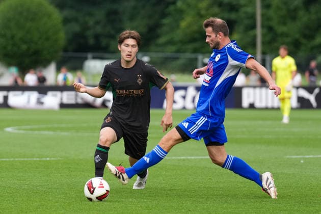 05.08.2026, xydrx, Fußball, Testspiel, FC Rottach-Egern - Borussia Mönchengladbach, Saison 2026 2027, Stadion am Birkenmoos: Daiki Hashioka (Borussia Moenchengladbach, 14) im Zweikampf gegen Florian Mex (FC Rottach-Egern, 9) DFB regulations prohibit any use of photographs as image sequences and or quasi-video. Copyright: HMBxMedia YannisxDreimann