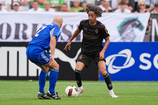 05.08.2026, xydrx, Fußball, Testspiel, FC Rottach-Egern - Borussia Mönchengladbach, Saison 2026 2027, Stadion am Birkenmoos: Markus Stoeckl (FC Rottach-Egern, 2) Wael Mohya (Borussia Moenchengladbach, 36) DFB regulations prohibit any use of photographs as image sequences and or quasi-video. Copyright: HMBxMedia YannisxDreimann
