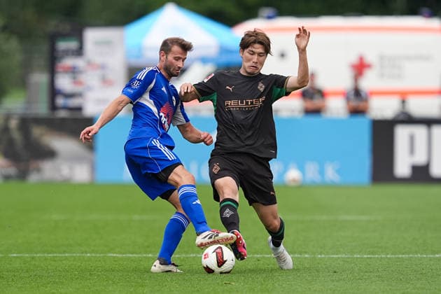 05.08.2026, xydrx, Fußball, Testspiel, FC Rottach-Egern - Borussia Mönchengladbach, Saison 2026 2027, Stadion am Birkenmoos: Florian Mex (FC Rottach-Egern, 9) im Zweikampf gegen Daiki Hashioka (Borussia Moenchengladbach, 14) DFB regulations prohibit any use of photographs as image sequences and or quasi-video. Copyright: HMBxMedia YannisxDreimann