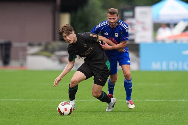 05.08.2026, xydrx, Fußball, Testspiel, FC Rottach-Egern - Borussia Mönchengladbach, Saison 2026 2027, Stadion am Birkenmoos: Daiki Hashioka (Borussia Moenchengladbach, 14) im Zweikampf gegen Florian Mex (FC Rottach-Egern, 9) DFB regulations prohibit any use of photographs as image sequences and or quasi-video. Copyright: HMBxMedia YannisxDreimann