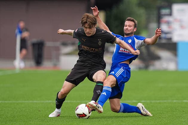 05.08.2026, xydrx, Fußball, Testspiel, FC Rottach-Egern - Borussia Mönchengladbach, Saison 2026 2027, Stadion am Birkenmoos: Daiki Hashioka (Borussia Moenchengladbach, 14) im Zweikampf gegen Florian Mex (FC Rottach-Egern, 9) DFB regulations prohibit any use of photographs as image sequences and or quasi-video. Copyright: HMBxMedia YannisxDreimann