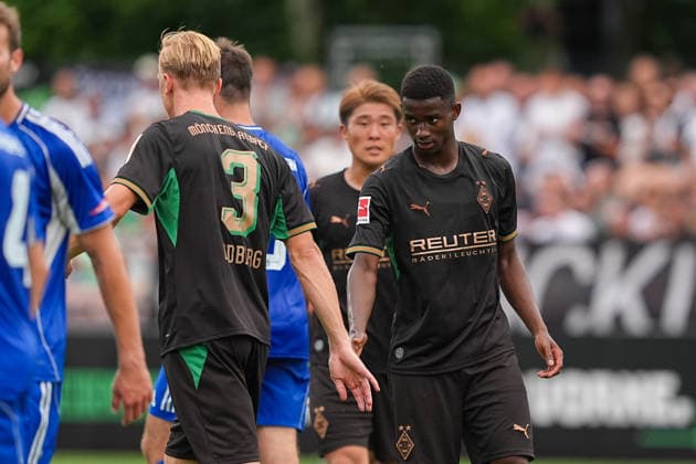 05.08.2026, xydrx, Fußball, Testspiel, FC Rottach-Egern - Borussia Mönchengladbach, Saison 2026 2027, Stadion am Birkenmoos: Torjubel nach dem Tor zum 4:0 für Borussia Moenchengladbach durch Torschütze Iaia Manco Danfa (Borussia Moenchengladbach, 39) zusammen mit Isac Lidberg (Borussia Moenchengladbach, 3) DFB regulations prohibit any use of photographs as image sequences and or quasi-video. Copyright: HMBxMedia YannisxDreimann