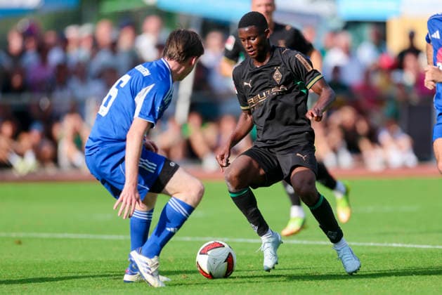 Gabriel Kiekenbeck (FC Rottach-Egern) und Iaia Manco Danfa (Borussia Moenchengladbach) kaempfen um den Ball waehrend des Freundschaftsspiels zwischen dem FC Rottach-Egern und Borussia Moenchengladbach, Stadion Birkenmoos am 05. August 2026 in Rottach-Egern, Deutschland. (Foto von Marco Steinbrenner DeFodi Images) +++ Gabriel Kiekenbeck (FC Rottach-Egern) und Iaia Manco Danfa (Borussia Moenchengladbach) battle for the ball during the Friendly match between FC Rottach-Egern and Borussia Moenchengladbach at Stadion Birkenmoos on August 5, 2026 in Rottach-Egern, Germany. (Photo by Marco Steinbrenner DeFodi Images) (Photo by Marco Steinbrenner DeFodi Images) -