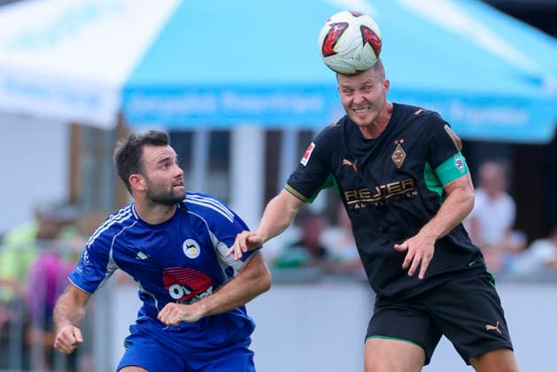 Julian Wiefarn (FC Rottach-Egern) und Nico Elvedi (Borussia Moenchengladbach) kaempfen um den Ball waehrend des Freundschaftsspiels zwischen dem FC Rottach-Egern und Borussia Moenchengladbach, Stadion Birkenmoos am 05. August 2026 in Rottach-Egern, Deutschland. (Foto von Marco Steinbrenner DeFodi Images) +++ Julian Wiefarn (FC Rottach-Egern) und Nico Elvedi (Borussia Moenchengladbach) battle for the ball during the Friendly match between FC Rottach-Egern and Borussia Moenchengladbach at Stadion Birkenmoos on August 5, 2026 in Rottach-Egern, Germany. (Photo by Marco Steinbrenner DeFodi Images) (Photo by Marco Steinbrenner DeFodi Images) -