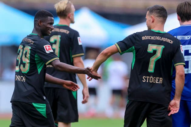 Iaia Manco Danfa (Borussia Moenchengladbach) und Kevin Stoeger (Borussia Moenchengladbach) jubeln waehrend des Freundschaftsspiels zwischen dem FC Rottach-Egern und Borussia Moenchengladbach, Stadion Birkenmoos am 05. August 2026 in Rottach-Egern, Deutschland. (Foto von Marco Steinbrenner DeFodi Images) +++ Iaia Manco Danfa (Borussia Moenchengladbach) und Kevin Stoeger (Borussia Moenchengladbach) cheer during the Friendly match between FC Rottach-Egern and Borussia Moenchengladbach at Stadion Birkenmoos on August 5, 2026 in Rottach-Egern, Germany. (Photo by Marco Steinbrenner DeFodi Images) (Photo by Marco Steinbrenner DeFodi Images) -