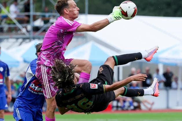 Torhueter Kilian Zimmer (FC Rottach-Egern) und Wael Mohya (Borussia Moenchengladbach kaempfen um den Ball waehrend des Freundschaftsspiels zwischen dem FC Rottach-Egern und Borussia Moenchengladbach, Stadion Birkenmoos am 05. August 2026 in Rottach-Egern, Deutschland. (Foto von Marco Steinbrenner DeFodi Images) +++ Torhueter Kilian Zimmer (FC Rottach-Egern) und Wael Mohya (Borussia Moenchengladbach battle for the ball during the Friendly match between FC Rottach-Egern and Borussia Moenchengladbach at Stadion Birkenmoos on August 5, 2026 in Rottach-Egern, Germany. (Photo by Marco Steinbrenner DeFodi Images) (Photo by Marco Steinbrenner DeFodi Images) -