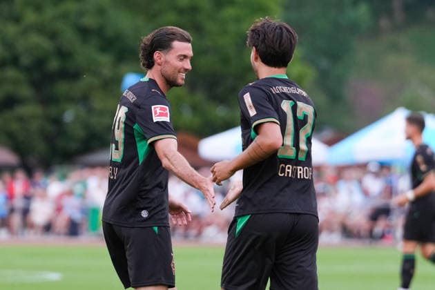05.08.2026, xydrx, Fußball, Testspiel, FC Rottach-Egern - Borussia Mönchengladbach, Saison 2026 2027, Stadion am Birkenmoos: Torjubel nach dem Tor zum 9:0 für Borussia Moenchengladbach durch Torschütze Jens Castrop (Borussia Moenchengladbach, 17) zusammen mit Joe Scally (Borussia Moenchengladbach, 29) DFB regulations prohibit any use of photographs as image sequences and or quasi-video. Copyright: HMBxMedia YannisxDreimann
