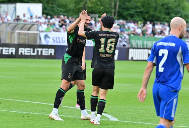 05.08.2026; Rottach-Egern; Fussball, Herren, Saison 2026 2027, Testspiel FC Rottach-Egern vs. Borussia Moenchengladbach Torjubel bei Torschuetze Tim Kleindienst (Gladbach, li.) und Vorbereiter Shuto Machino (Gladbach, re.) nach dem Tor zum 0-10 DFL regulations prohibit any use of photographs as image sequences and or quasi-video. Stadion Am Birkenmoos Bayern Deutschland