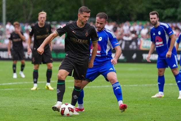 05.08.2026, xydrx, Fußball, Testspiel, FC Rottach-Egern - Borussia Mönchengladbach, Saison 2026 2027, Stadion am Birkenmoos: Kevin Stoeger (Borussia Moenchengladbach, 7) im Zweikampf gegen Fethi Sourtsoglou (FC Rottach-Egern, 10) DFB regulations prohibit any use of photographs as image sequences and or quasi-video. Copyright: HMBxMedia YannisxDreimann